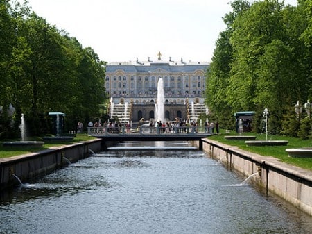 Peterhof und Große Kaskade vom Meereskanal aus