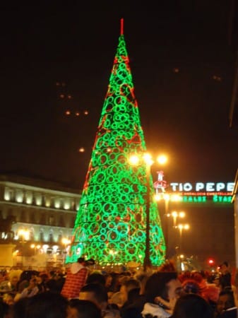 beleuchteter Weihnachtsbaum auf der Puerta del Sol